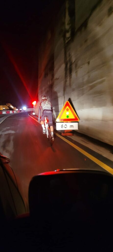 Cristian Bianchetti in azione di notte alla race across italy, gara di ultracycling valevole come campionato europeo